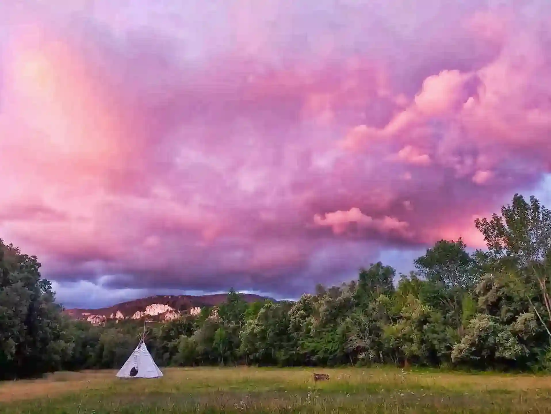 Ciel rose sur tipi dans le champ